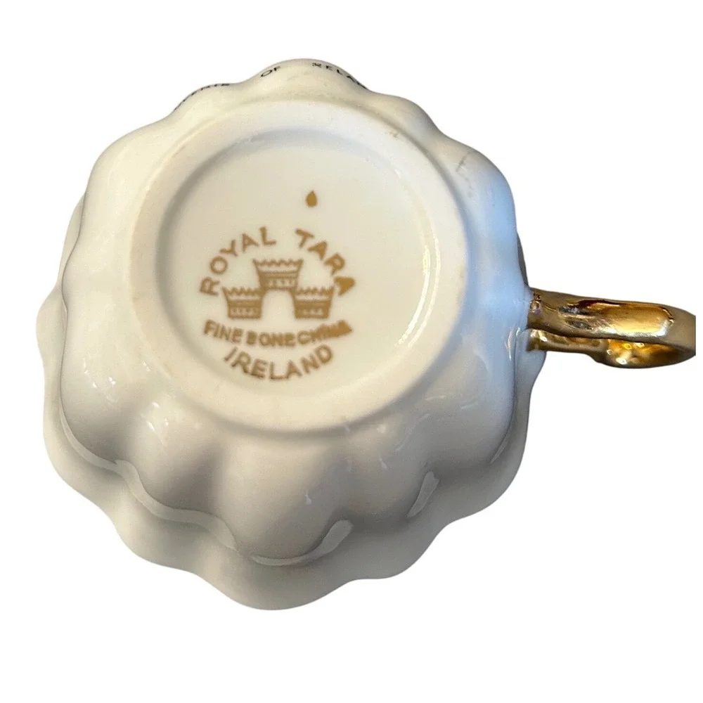 Royal Tara Fine Bone China Teacup Souvenir of Ireland Spinning Wheel‎ Shamrocks